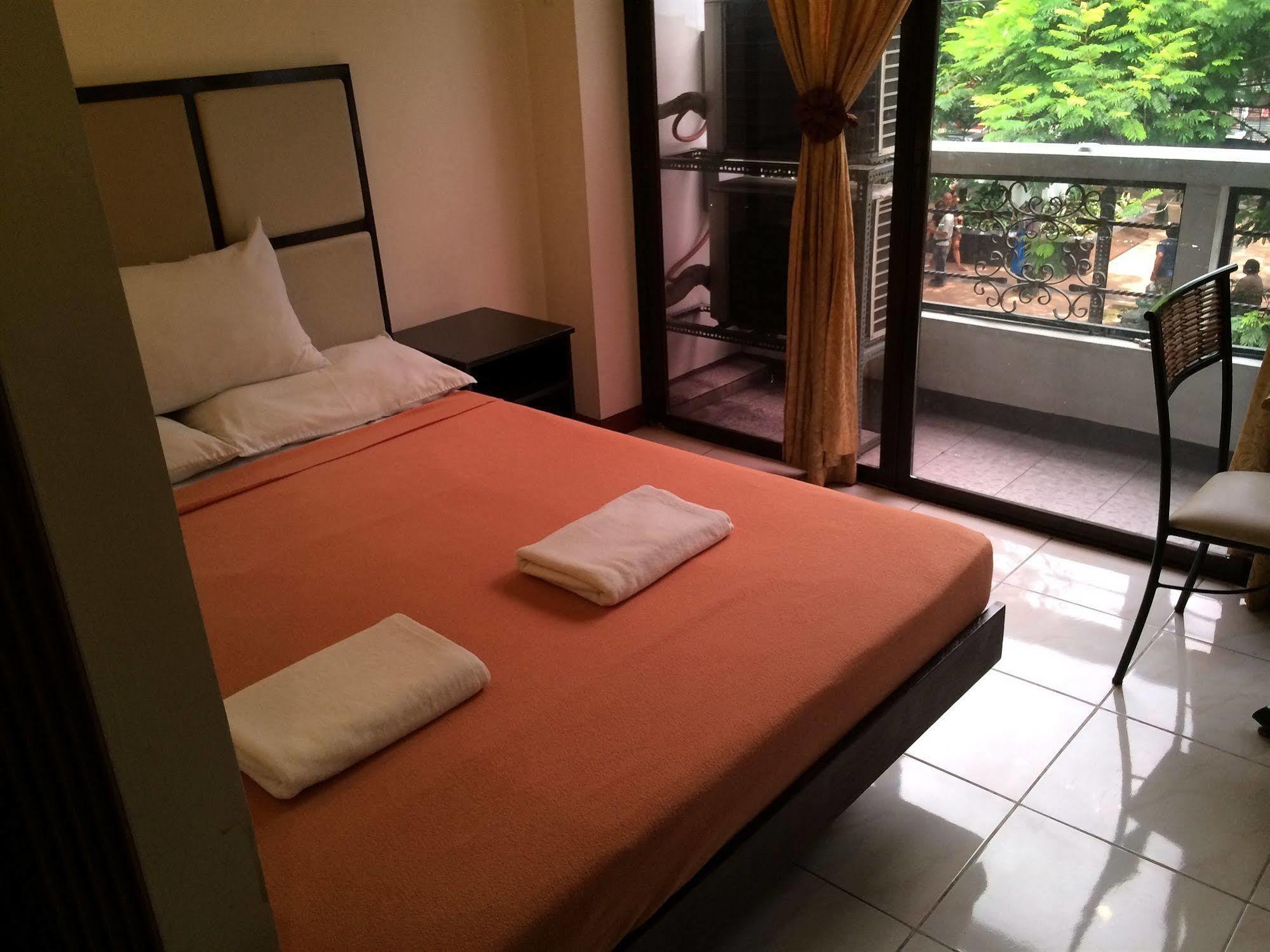 M Hotel Manila Zewnętrze zdjęcie